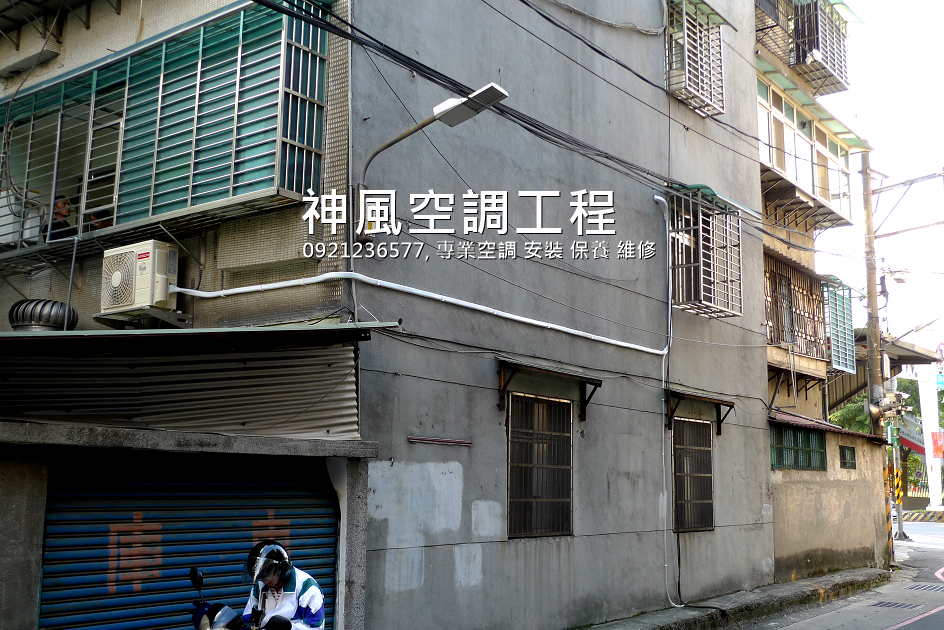 挑高的美式餐廳將吊隱式三菱冷氣巧妙地融入在工業風天花板設計之中